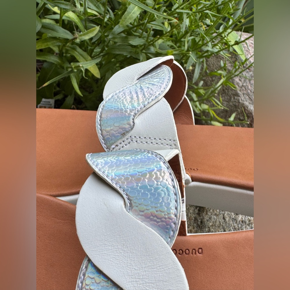 Fitflop White and Silver Minimalist Orthopedic Sandals - Picture 8 of 8